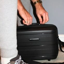 IT Luggage Momentous - Vanity Case (Black) 9 IT Luggage Momentous - Vanity Case (Black) -IT Luggage Shop 2 acda522a 7277 4ba5 b781 ee917dabe9a9