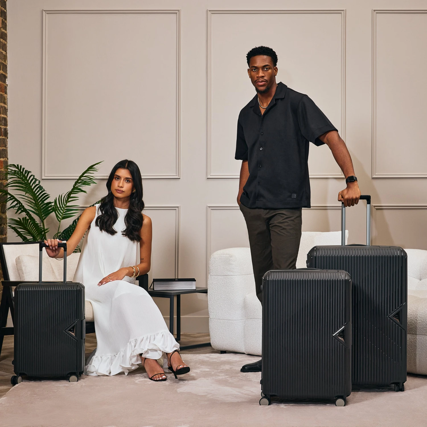 IT Luggage Tenacious - Medium (Black) 3 IT Luggage Tenacious - Medium (Black) - Image 3